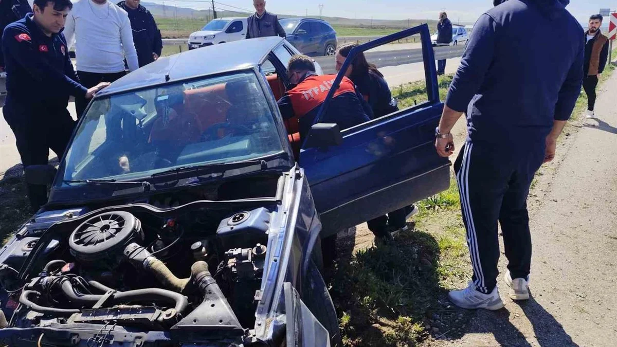 Çorum Alaca'da Otomobil Bariyere Çarptı, 1 Kişi Yaralandı