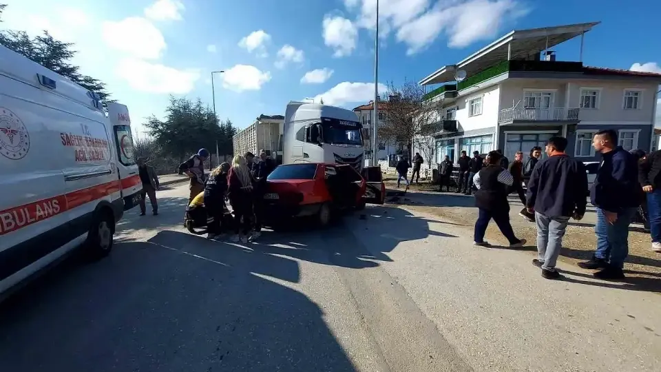 Isparta’da iki otomobil çarpıştı: 4 yaralı | ISPARTA HABERLERİ