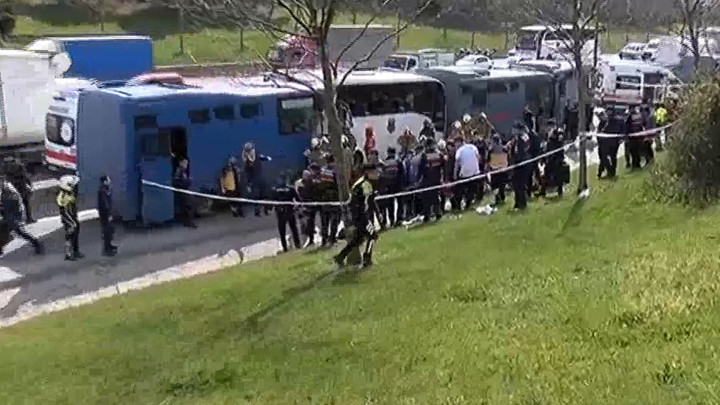 Mahmutbey'de 4 cezaevi sevk aracı kaza yaptı: 6 jandarma yaralı