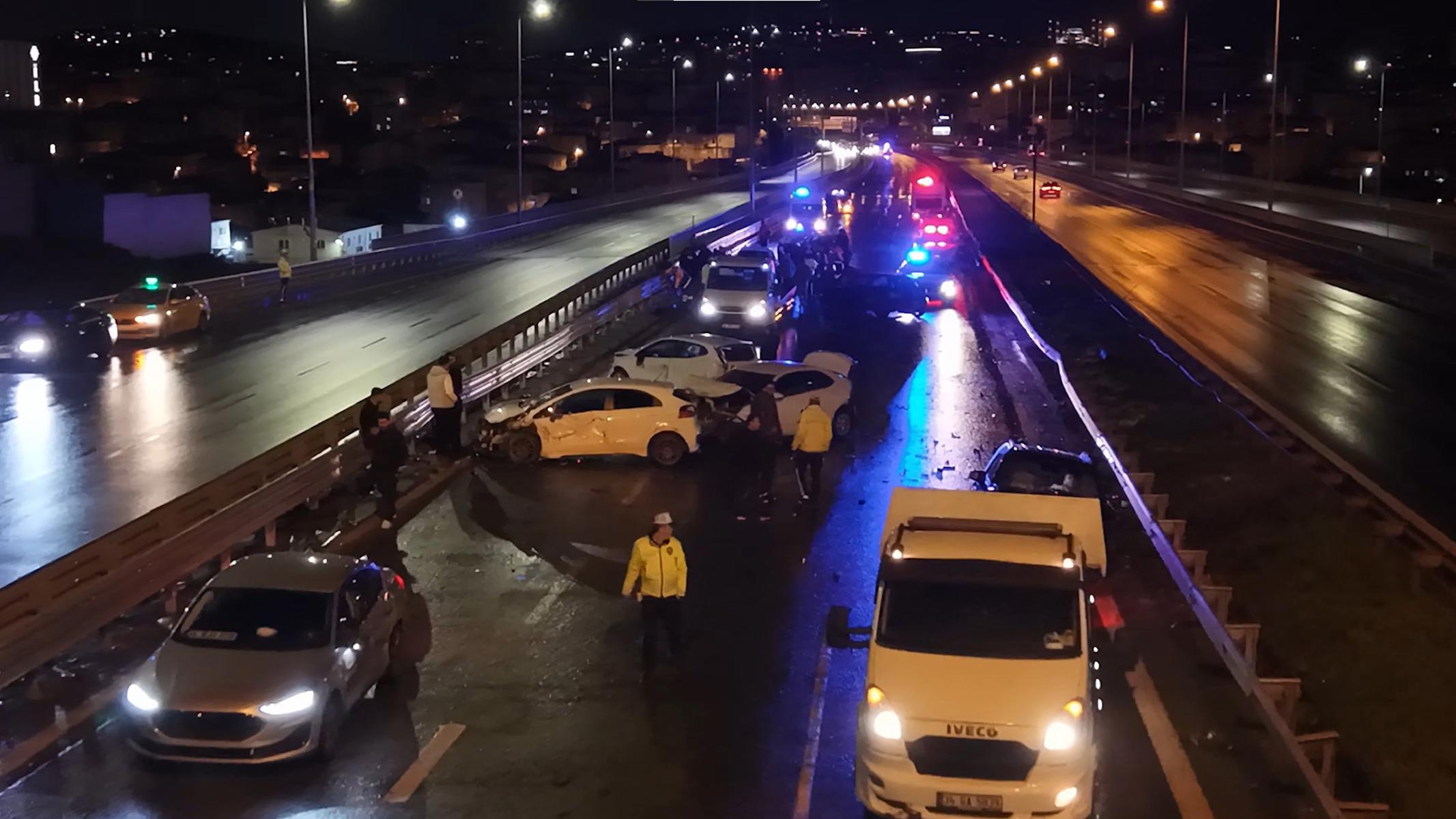 Ataşehir'de 8 araç birbirine girdi, yardım için duranlar da kazaya karıştı