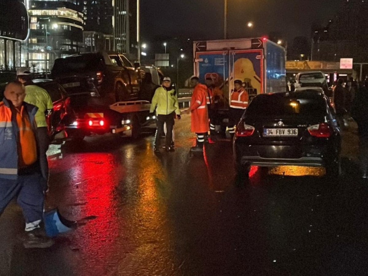 Ataşehir'de zincirleme trafik kazası: 8 araç birbirine girdi, 4 kişi yaralandı
