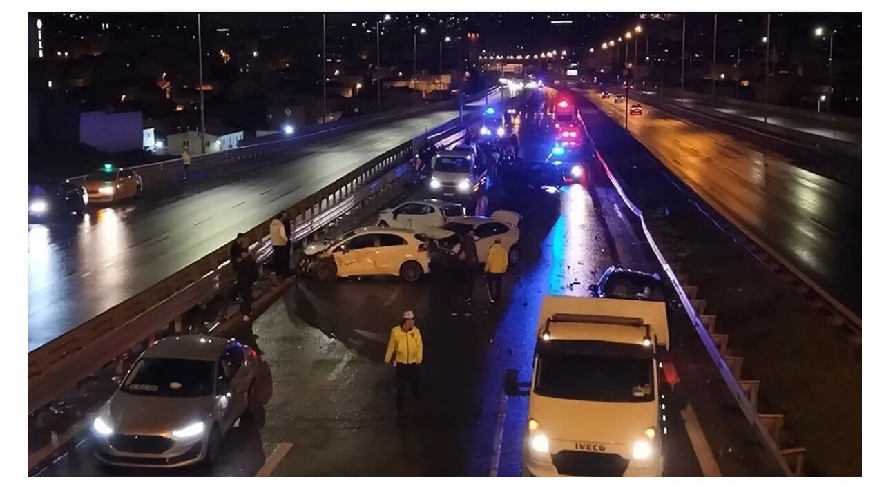 İstanbul'da zincirleme trafik kazasında 8 araç birbirine girdi