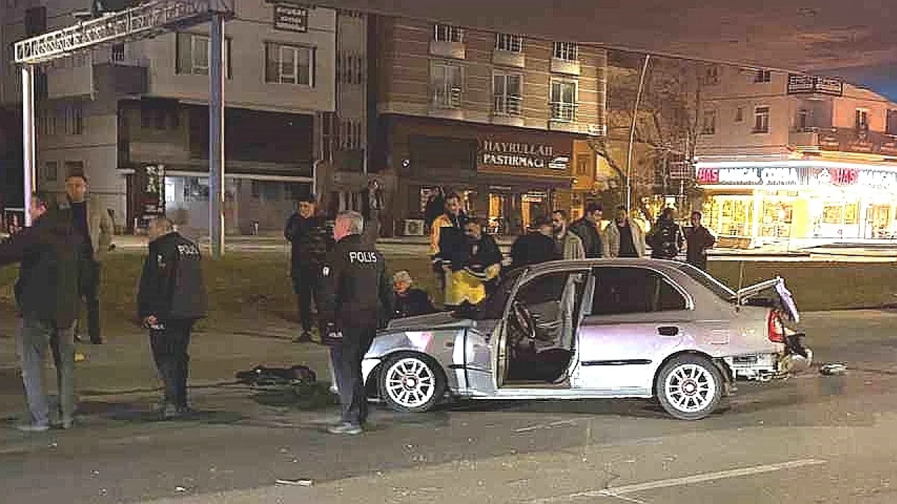Kayseri'de Trafik Kazası: 3 Yaralı, Yakınları Sinir Krizi Geçirdi