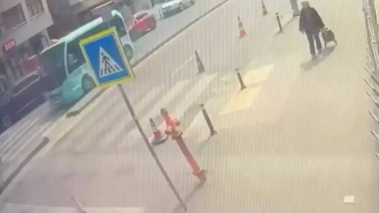 Minibüs yaya geçidinde çarptı! Yaya hayatını kaybetti