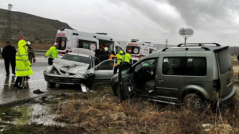 Ankara Beypazarı'nda trafik kazası: İki araç çarpıştı, bir kişi hayatını kaybetti