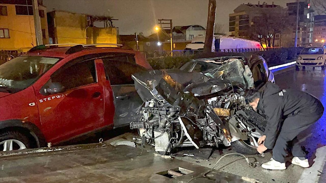 Bursa'da kamyonet ile iki aracın karıştığı trafik kazasında 3 yaralı