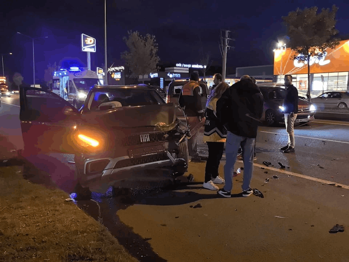 Bursa'da zincirleme trafik kazasında 3 kişi yaralandı
