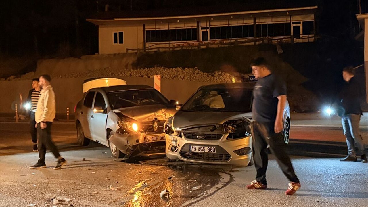 Çorum'da iki arabanın çarpıştığı trafik kazasında 7 yaralı