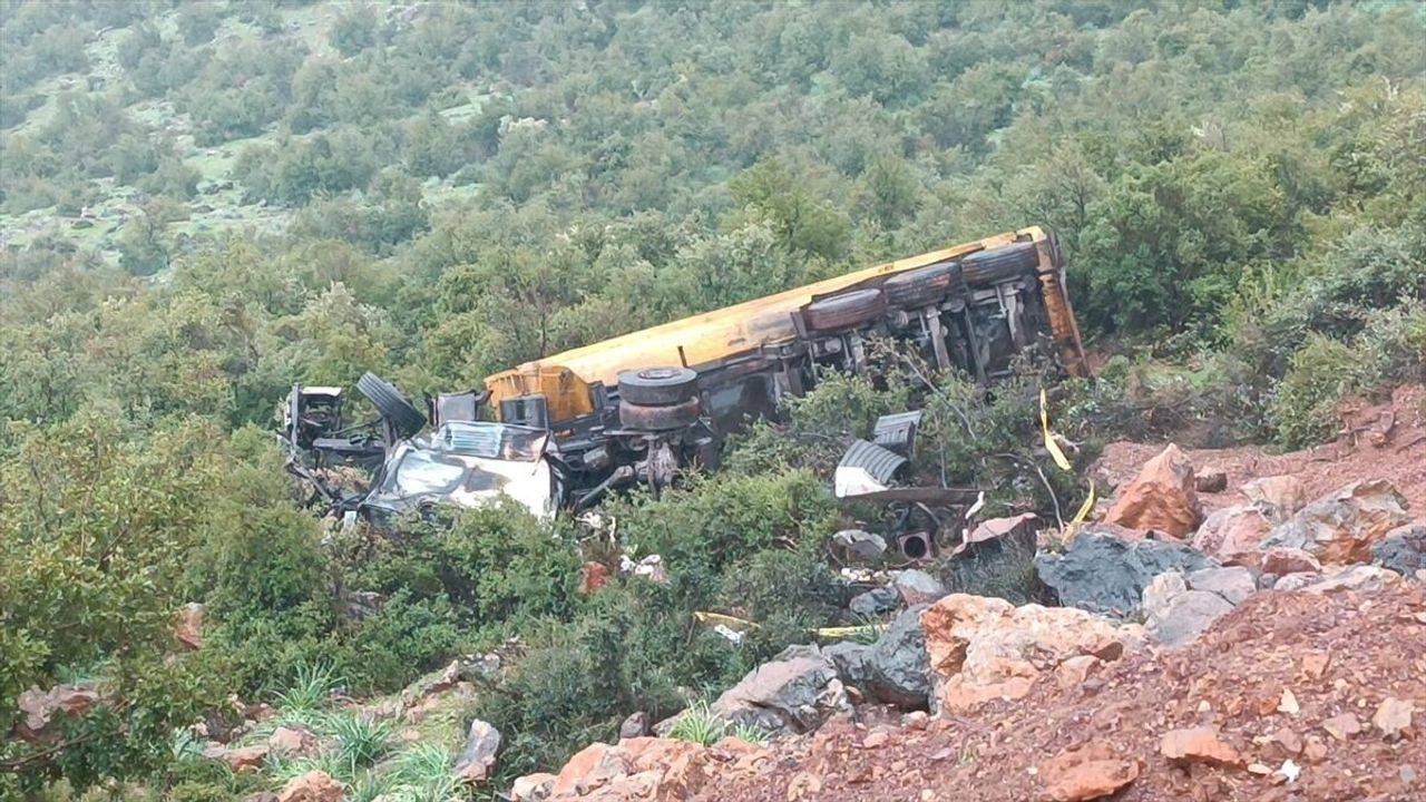 Gaziantep'te feci kaza: Devrildikten sonra alev alan tırın sürücüsü öldü
