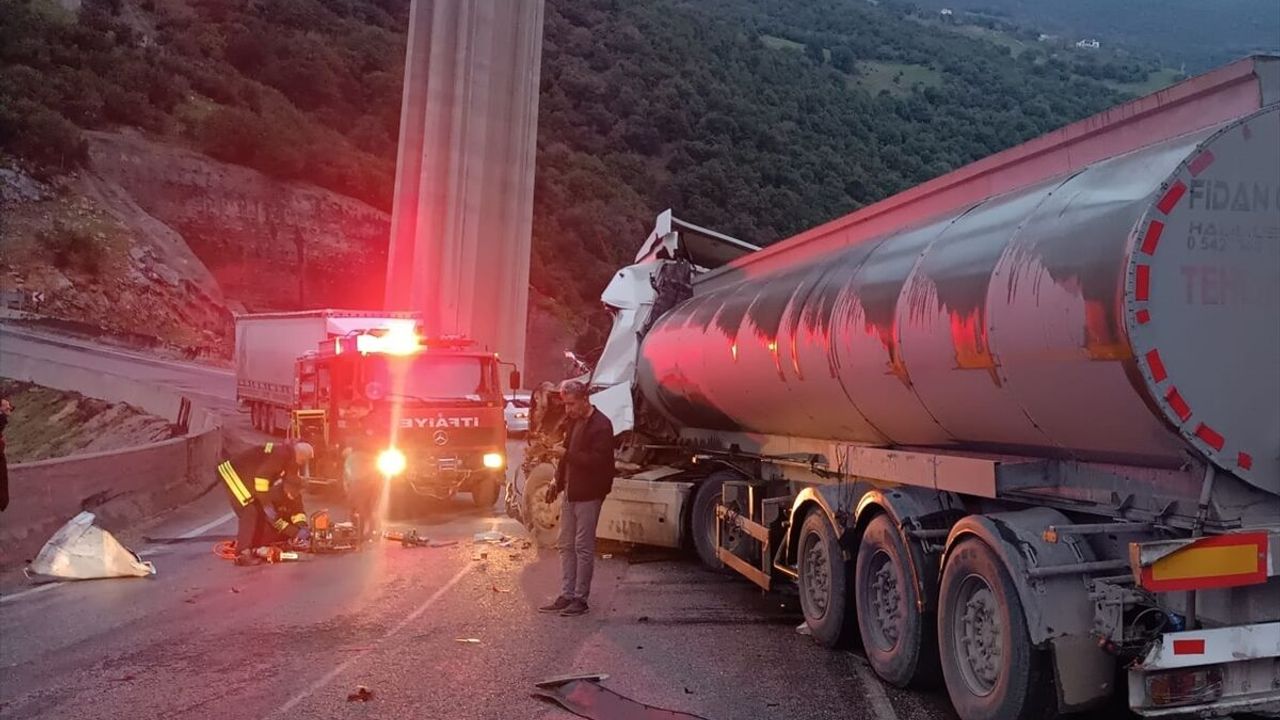 Gaziantep'te iki tırın karıştığı trafik kazasında 1 kişi hayatını kaybetti