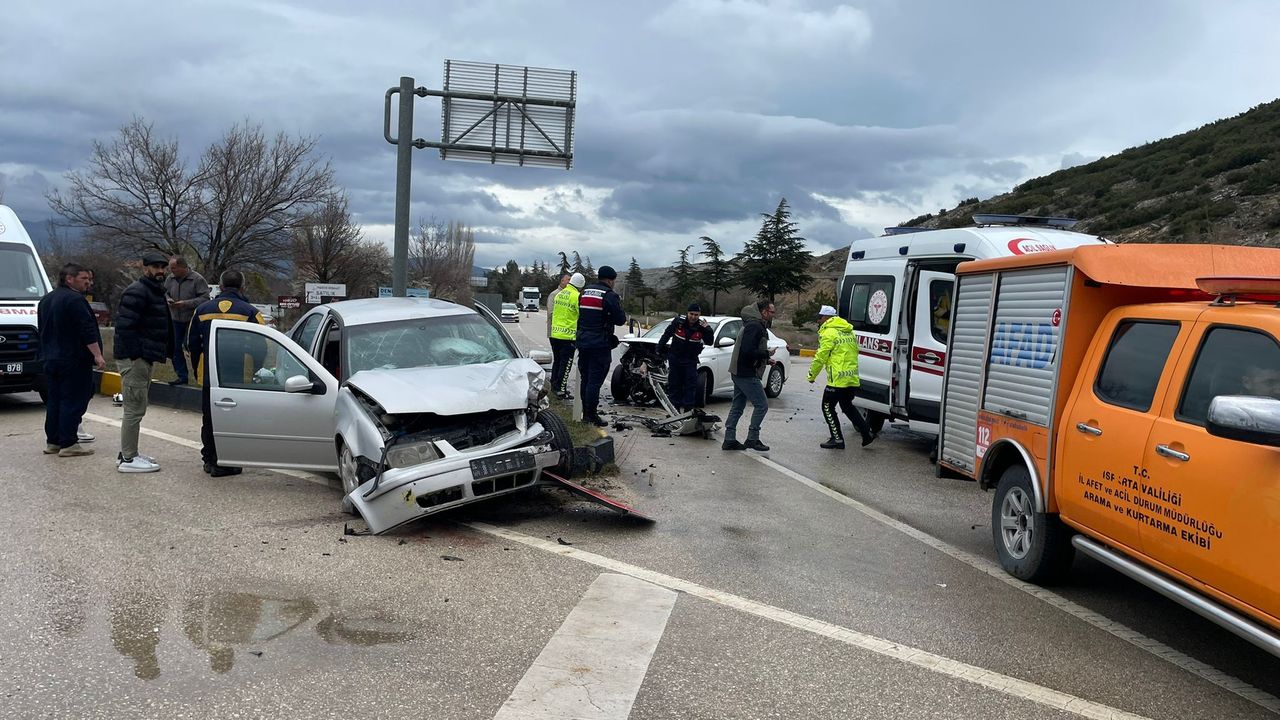 Isparta'da trafik kazası: Çarpışan iki arabada 3 yaralı