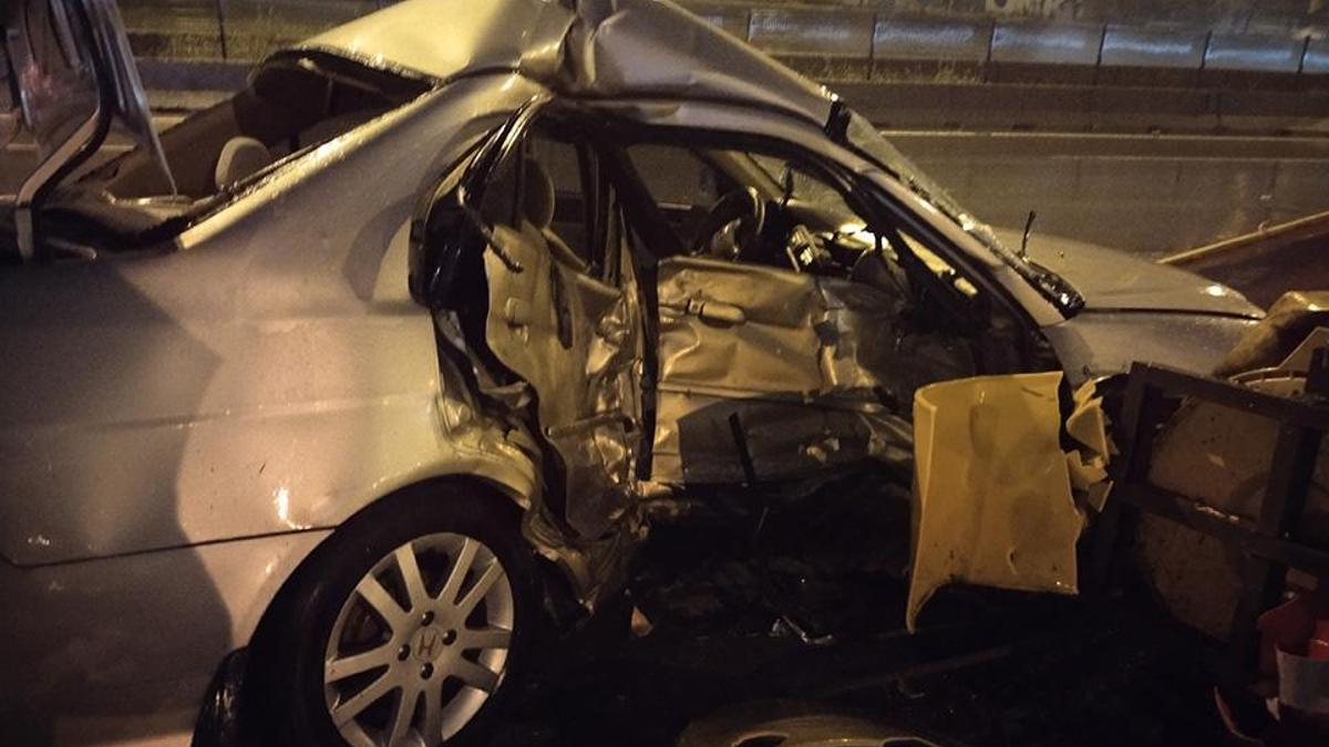 İstanbul'da feci kaza: Bariyerlere ok gibi saplandı