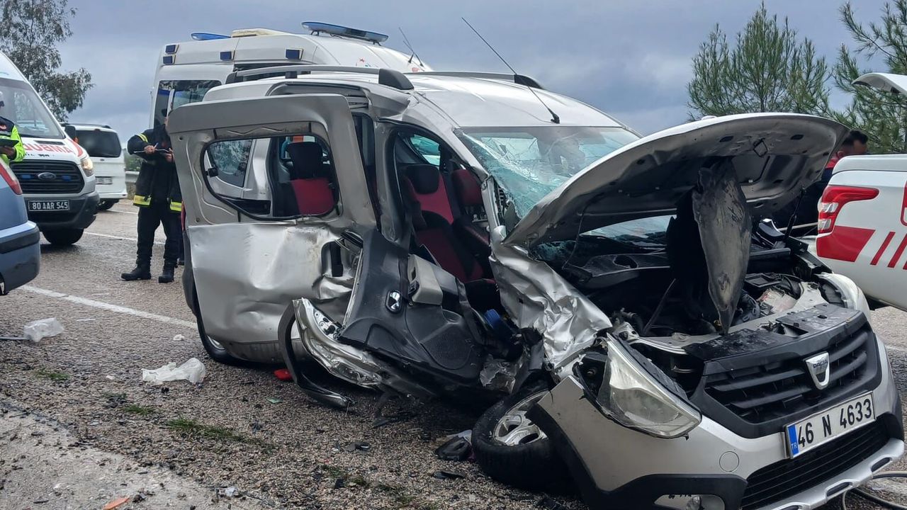 Osmaniye'de araba ile ticari aracın çarpıştığı trafik kazasında 1'i çocuk 6 yaralı