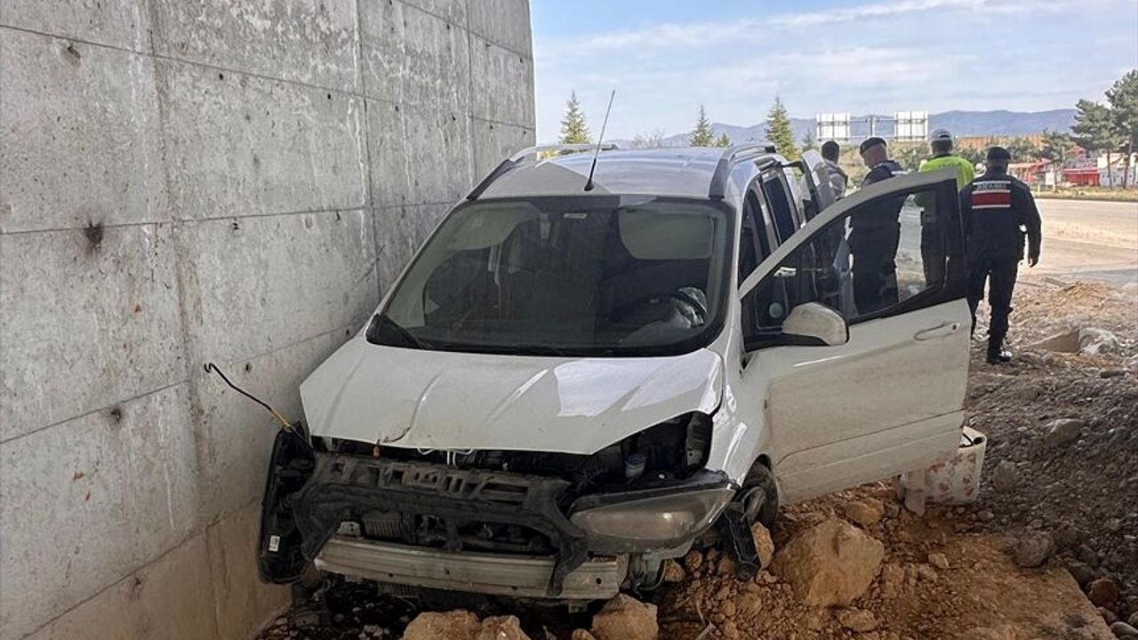 Tokat trafik kazası: Aracın duvara çarptığı kazada 5 yaralı