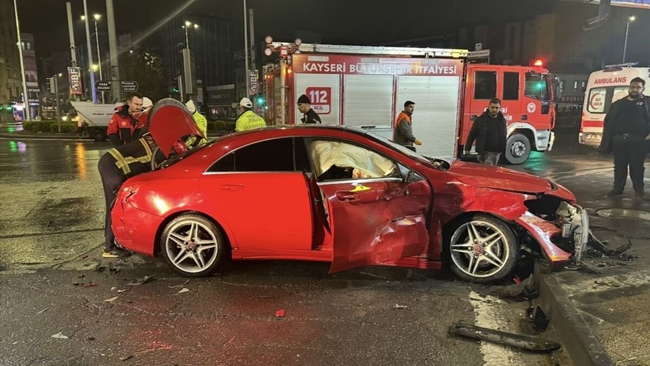 Kayseri'de ticari araçla arabanın çarpıştığı trafik kazasında 2 yaralı