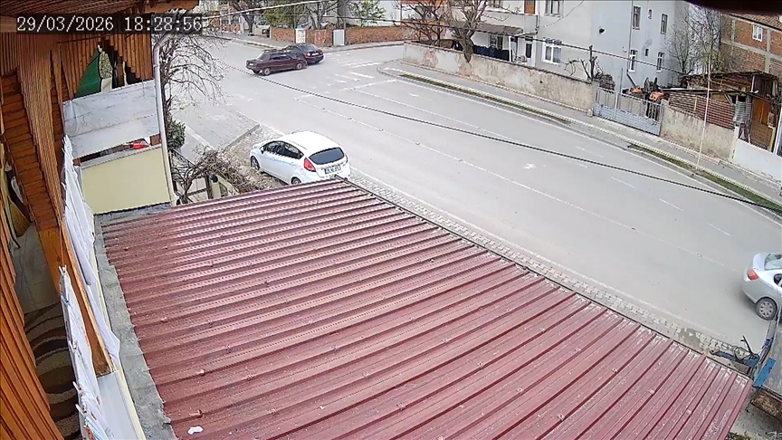 Tokat'ta 2 kişinin yaralandığı kaza güvenlik kameralarına yansıdı