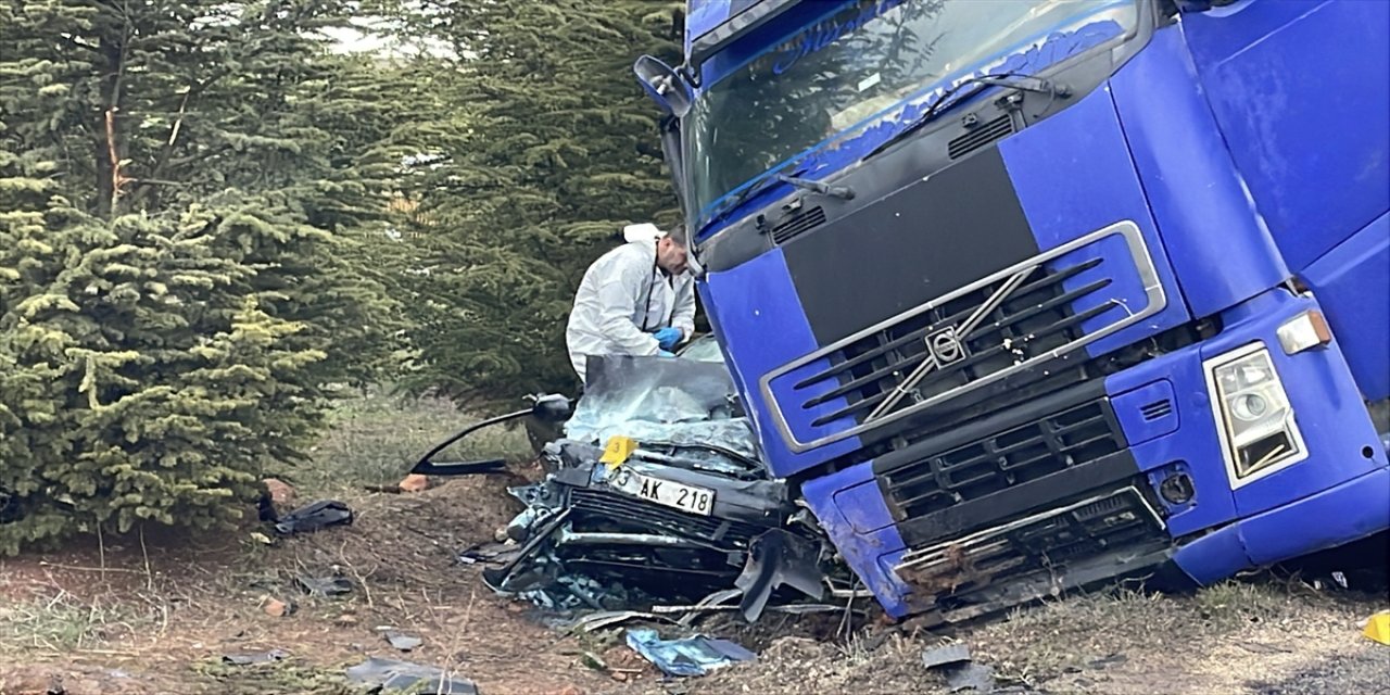 Afyonkarahisar-Eskişehir yolunda feci kaza: Tır otomobille çarpıştı
