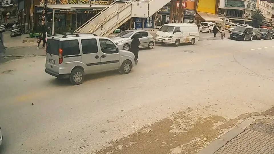 Ankara Yenimahalle'de otomobilin çarptığı 13 yaşındaki kız ağır yaralı | ANKARA HABERLERİ