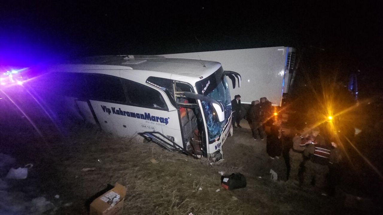 Erzincan'da otobüs kazası: Bariyerlere çarpıp yoldan çıkan araçta maddi hasar meydana geldi