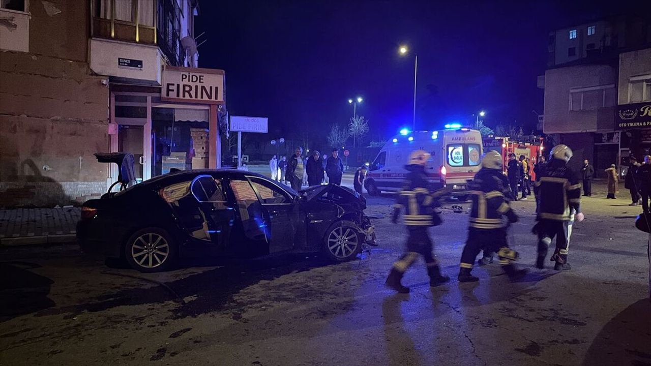 Kayseri'de iki arabanın çarpıştığı trafik kazasında 1'i ağır 5 yaralı