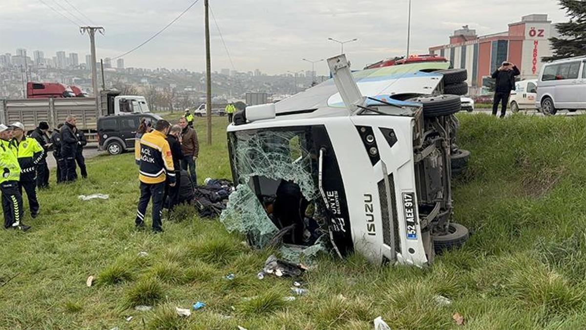 Samsun'da feci kaza! Yarışmadan dönen öğrencileri taşıyan midibüs şarampole devrildi