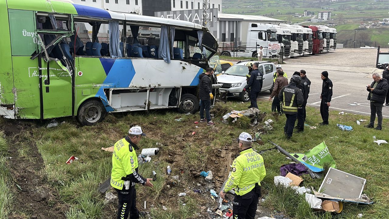 SON DAKİKA: Samsun'da midibüsün devrildiği trafik kazasında 1'i ağır 11 yaralı