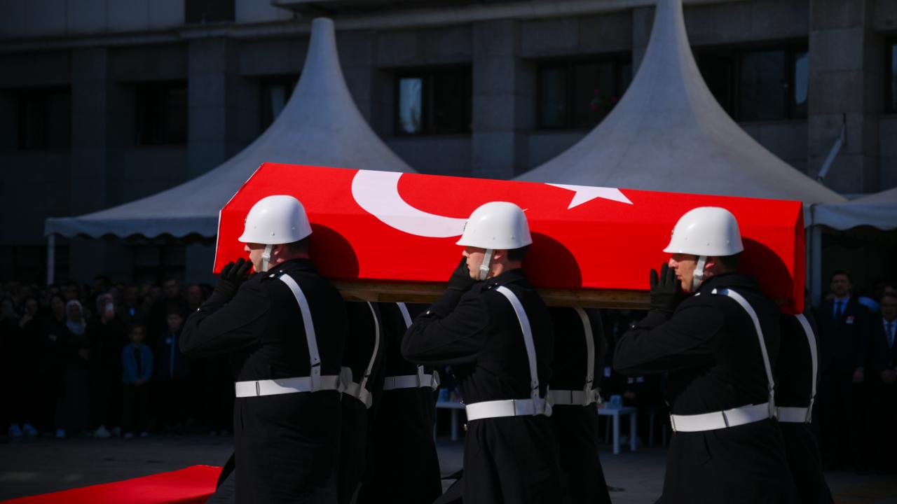 İstanbul'da kazada şehit olan polisimiz son yolculuğuna uğurlandı