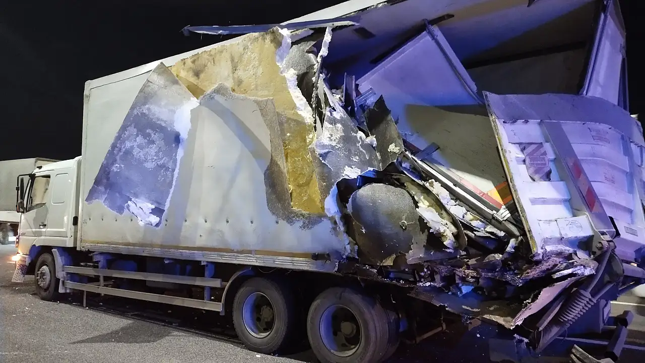 Korkutan kaza! Yolcu otobüsü TIR'a çarptı: Çok sayıda yaralı