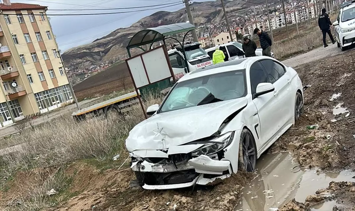 Gemerek'te Trafik Kazası: 2 Yaralı