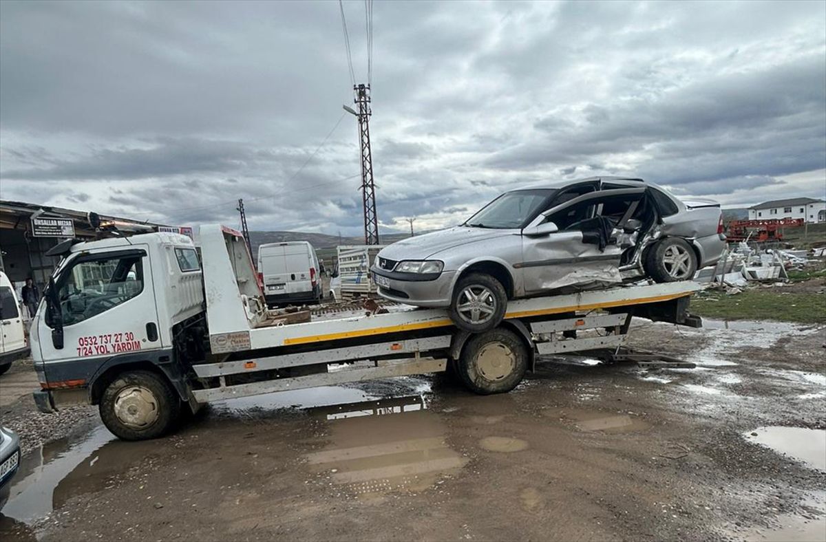 Gemerek'te trafik kazasında 2 kişi yaralandı