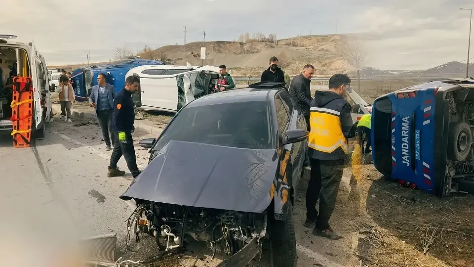 Van Tuşba Trafik Kazası: Jandarma Aracı ve 2 Otomobil Çarpıştı... 4’ü Asker 6 Yaralı! | VAN HABERLERİ