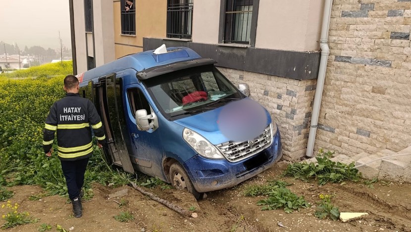 Kırıkhan’da öğrenci servisi kazası: 2 çocuk yaralandı
