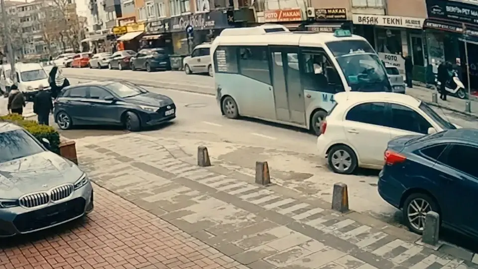 Maltepe'de minibüsün otomobile çarptığı kaza kamerada
