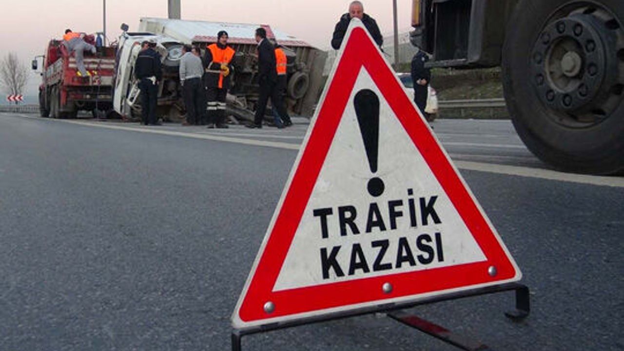 Ankara-İstanbul kara yolu Kahramankazan ilçesi Saray mevkiinde meydana gelen trafik kazasında ilk belirlemelere göre 4 kişi hayatını kaybetti, 13 kişi de yaralandı.