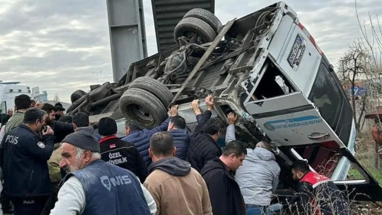 Ankara'da kaza: Minibüs üst geçide çarptı; 5 ölü, 14 yaralı