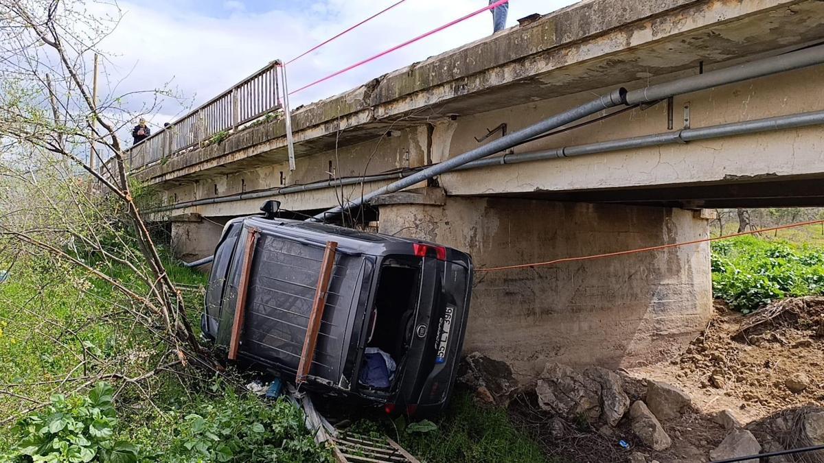 Bursa’da trafik kazasında 3 araç birbirine girdi, 1’i dereye uçtu: 4 yaralı