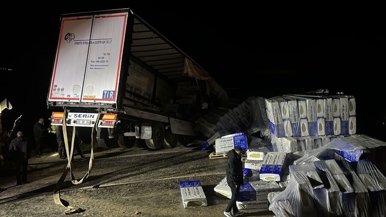 Çorum Alaca trafik kazası: Devrilen tır nedeniyle Kırıkkale-Tokat kara yolu ulaşıma kapandı