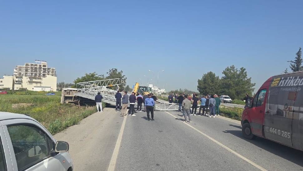 Dörtyol'da trafik kazası: Büyük trafik levhası yola devrildi