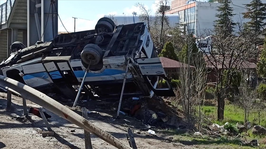Kahramankazan'da özel halk otobüsü üst geçidin ayağına çarptı, 5 kişi öldü, 14 kişi yaralandı