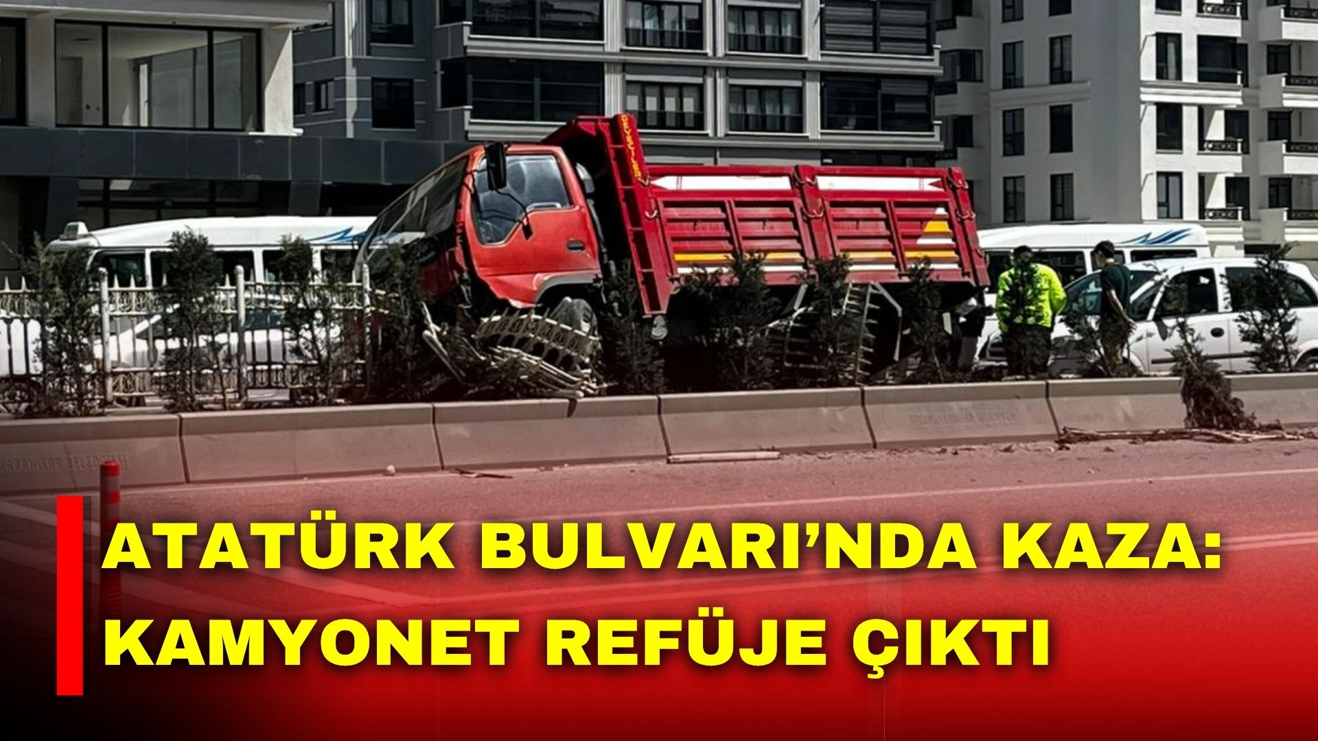 Atatürk Bulvarı’nda kaza: Kamyonet refüje çıktı