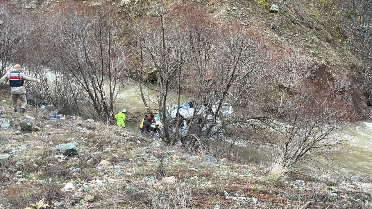 Erzincan'da minibüsün dereye düştüğü trafik kazasında 2’si çocuk 6 kişi yaralandı