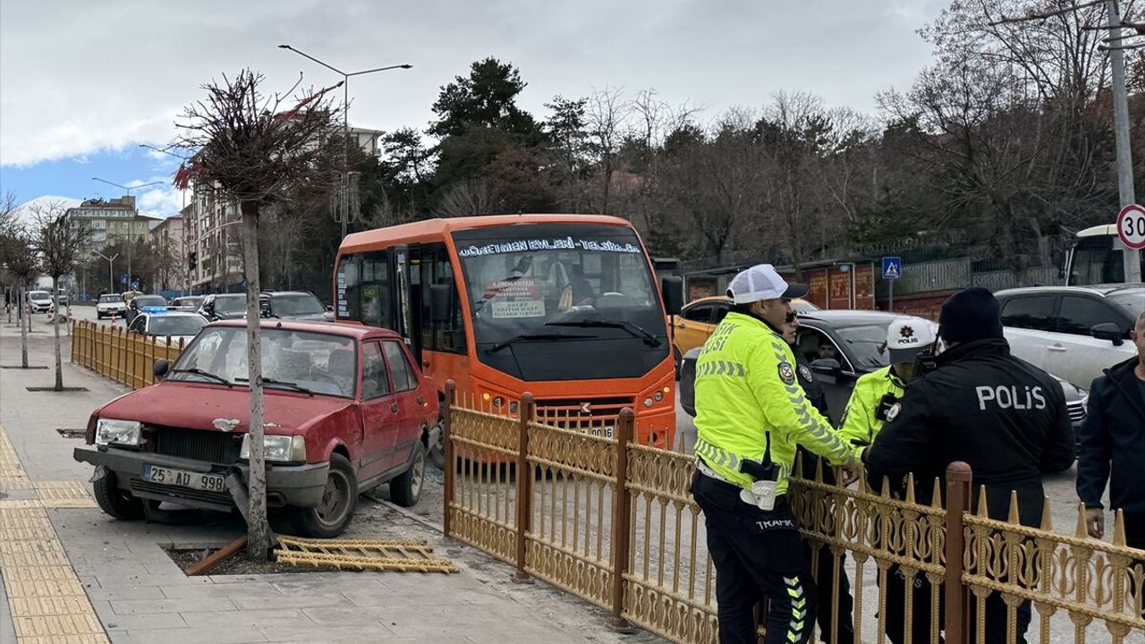 Erzurum'da otomobilin minibüsten inen yolculara çarptığı trafik kazasında 5 yaralı