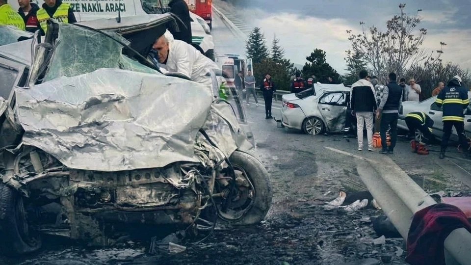 Eskişehir-Ankara yolunda katliam gibi kaza! Otomobiller kafa kafaya çarpıştı: 4 kişi yaşamını yitirdi | YEREL HABERLER