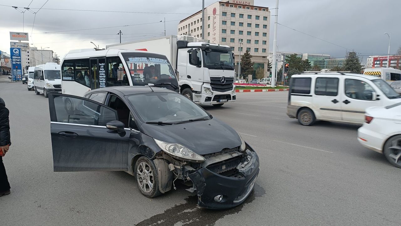 Malatya’da Trafik Kazası: Otomobil Belediye Otobüsüne Çarptı