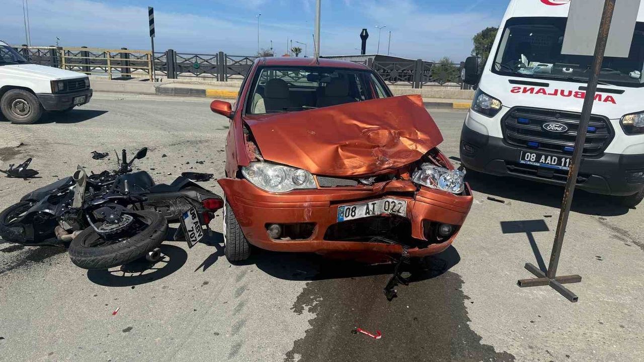 Arhavi'de Otomobil ile Motosiklet Çarpıştı: 1 Ölü