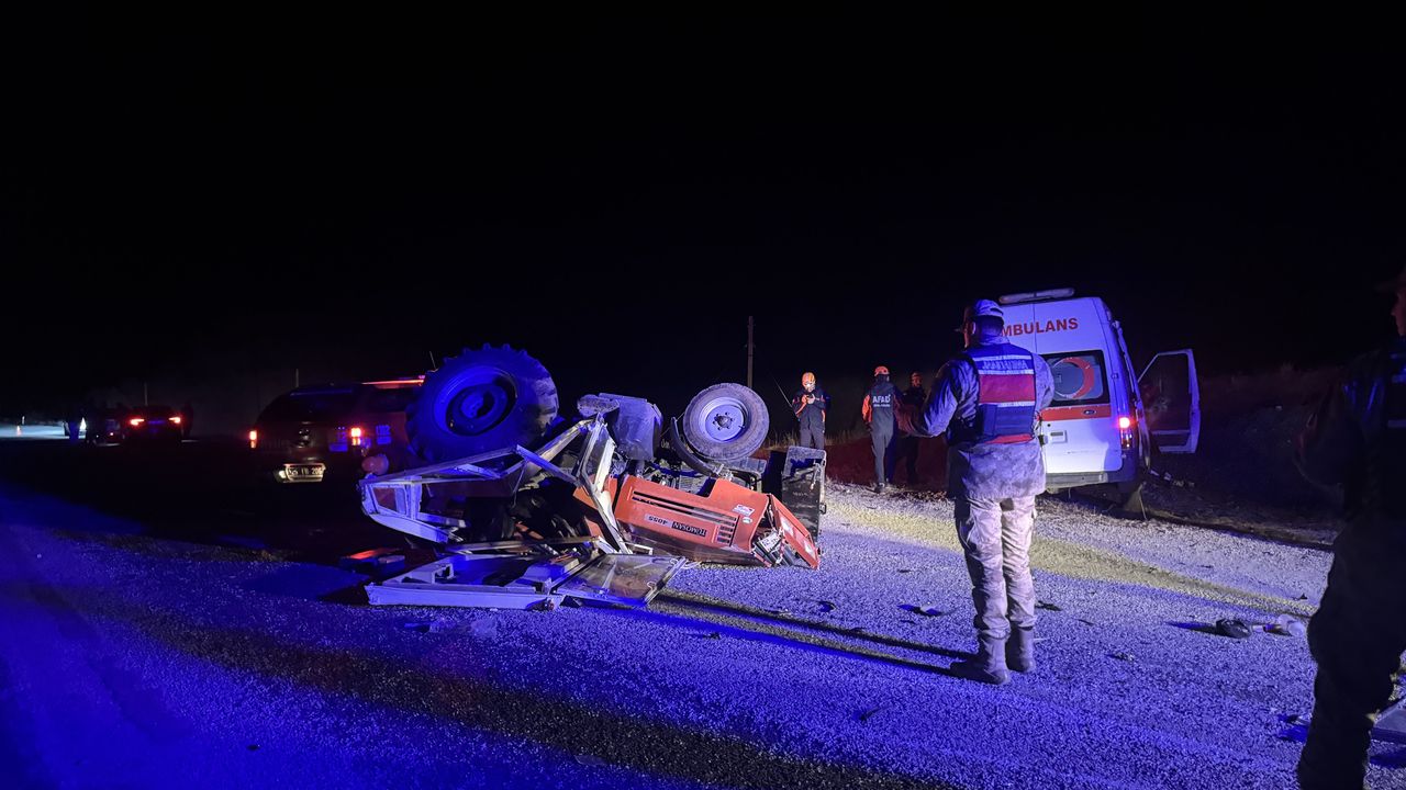 Erzurum Oltu'da trafik kazası: Ambulans ile traktör çarpıştı, 4 kişi yaralandı