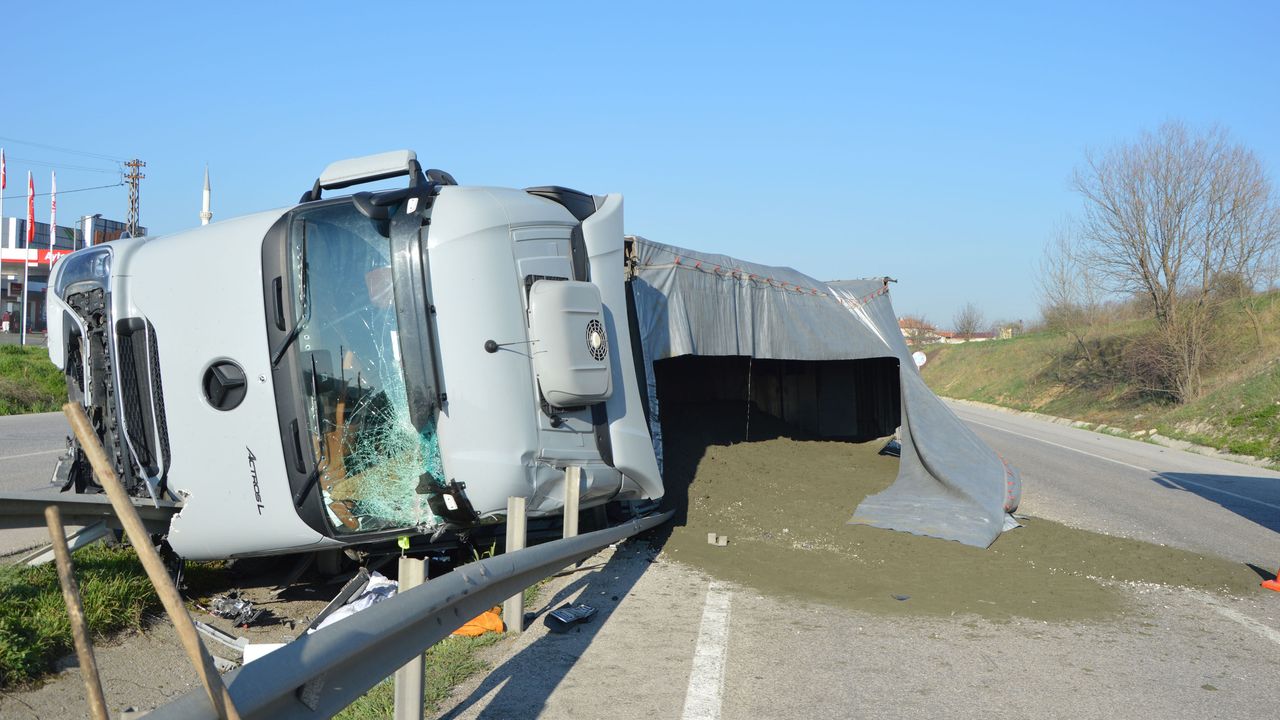 Samsun Havza trafik kazası: Devrilen tırın sürücüsü yaralandı