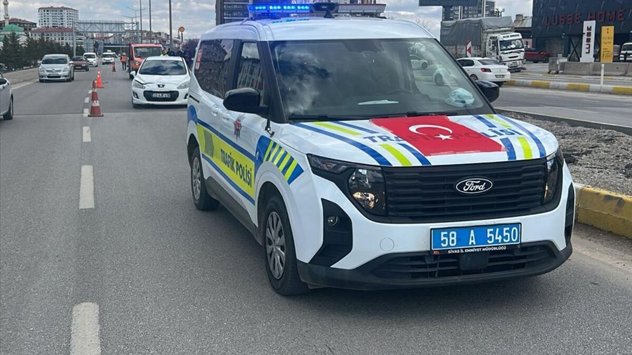 Sivas'taki trafik kazasında arabanın çarptığı 10 yaşındaki çocuk ağır yaralandı