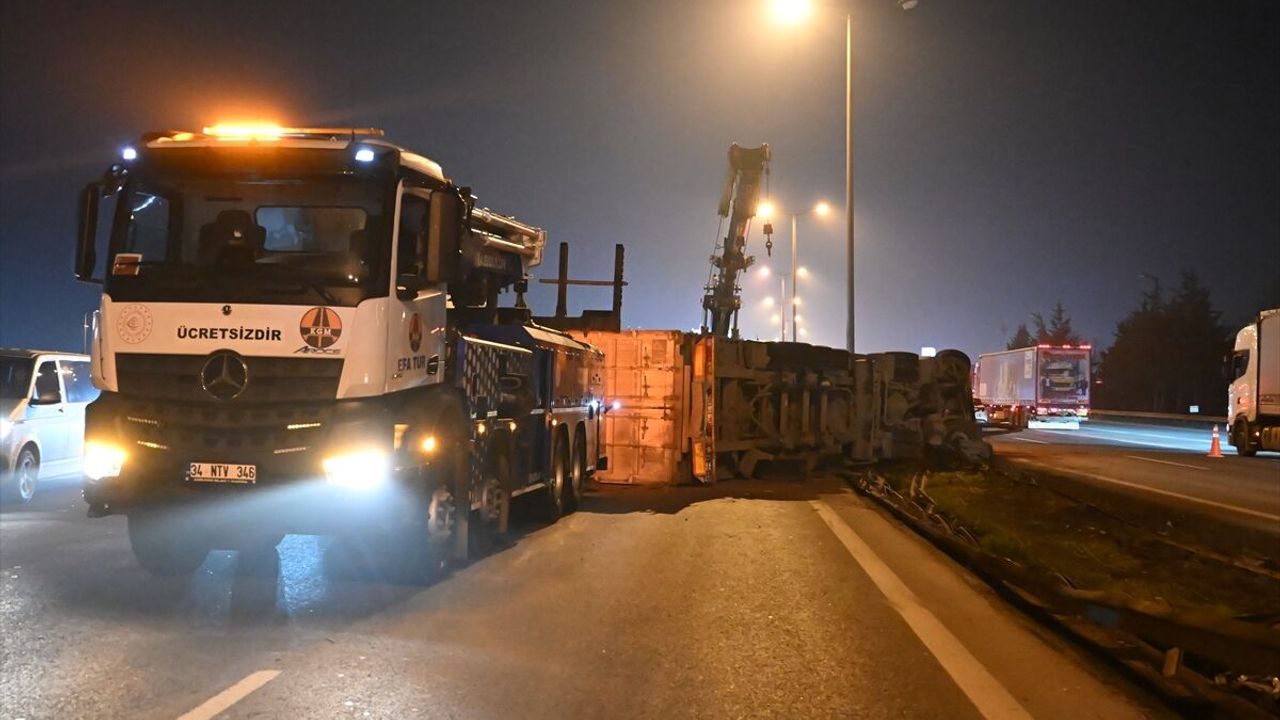 Tuzla tır kazası: Bariyerlere çarpan tır devrildi