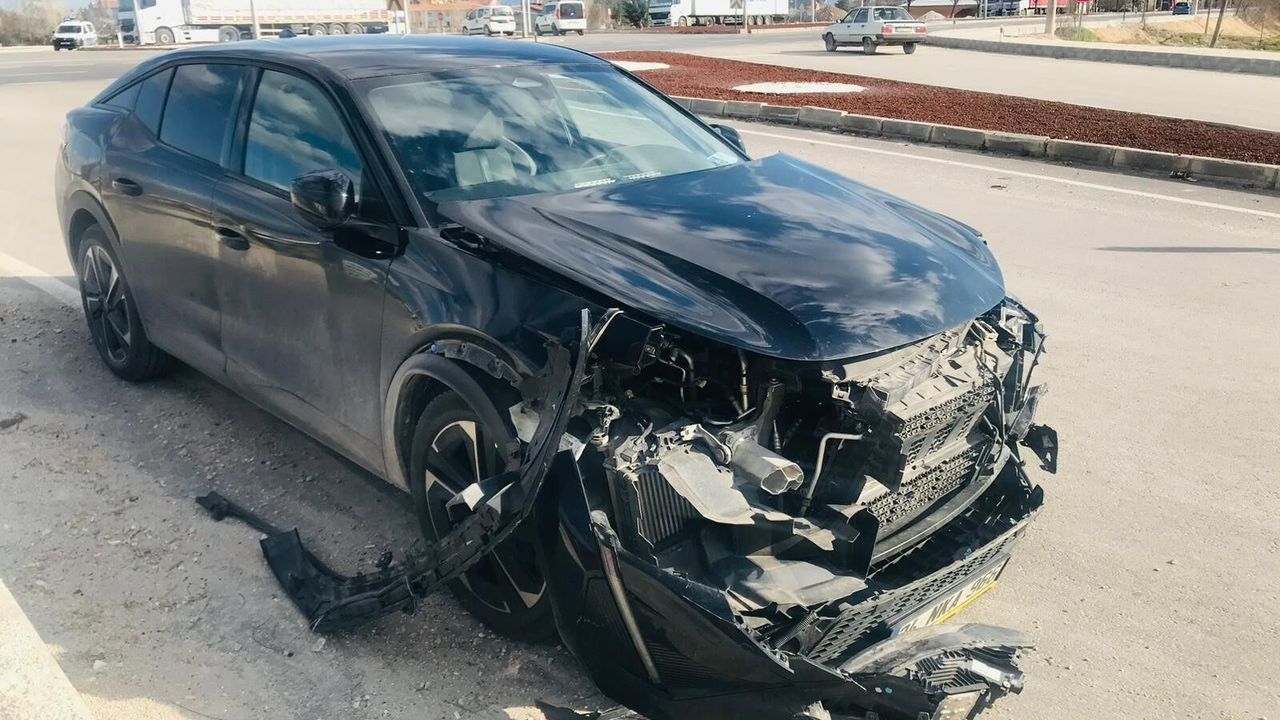 Afyonkarahisar’da Trafik Kazası: Otomobil 150 Metre Sürüklendi